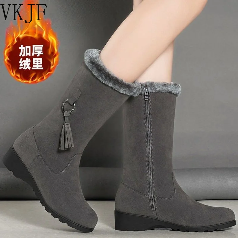 Женские зимние ботинки на танкетке, с круглым носком, на молнии сбоку
Женские зимние ботинки на танкетке, с круглым носком, на молнии сбоку