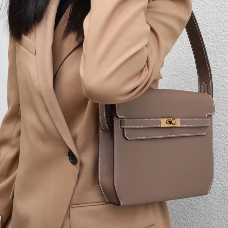 Vintage Women Shoulder Bags Brand Designer Genuine Leather Handbags Ladies Fashion New Shoulder Bag Female Casual Tote Purse VIP
Vintage Women Shoulder Bags Brand Designer Genuine Leather Handbags Ladies Fashion New Shoulder Bag Female Casual Tote Purse VIP