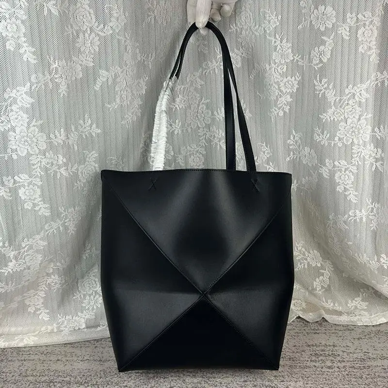 Designer New High Capacity Bucket Bag Geometric Line Women's Handbag Fashionable and Simple Shoulder Bag Diagonal Straddle Bag
Designer New High Capacity Bucket Bag Geometric Line Women's Handbag Fashionable and Simple Shoulder Bag Diagonal Straddle Bag