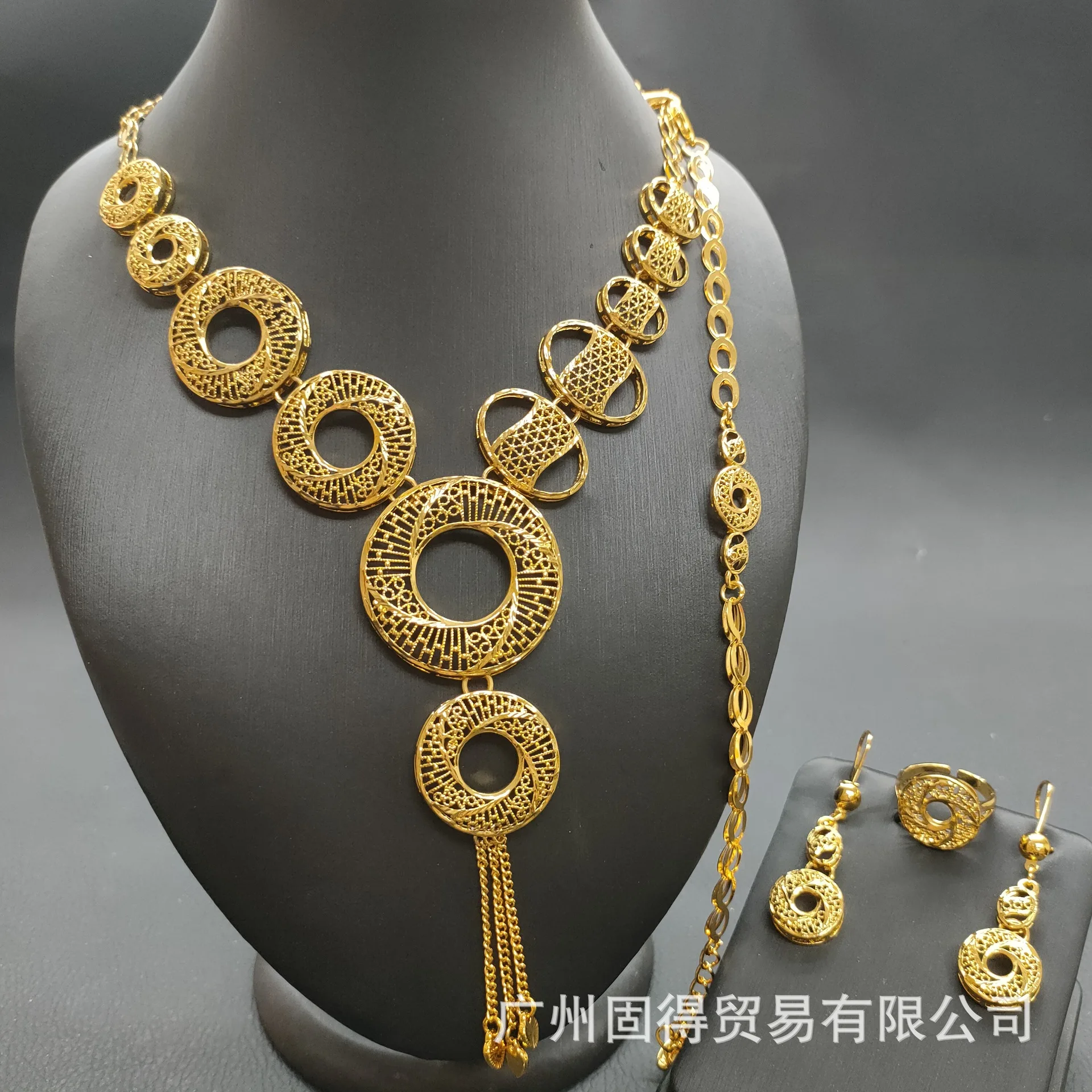 Dubai Bride 24k Gold Plated Necklace Bracelet Earrings Ring Jewelry Set African Women's Jewelry Set of Four
Dubai Bride 24k Gold Plated Necklace Bracelet Earrings Ring Jewelry Set African Women's Jewelry Set of Four