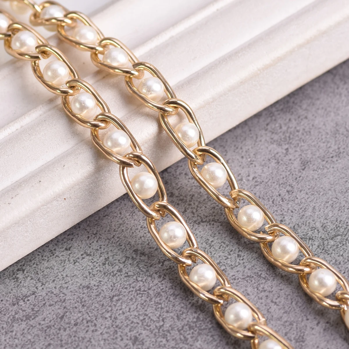 Light Gold Color Plated 16x8mm Aluminium Metal Pearl Open Link Chain For Jewelry Making DIY Handbag Belt Strap
Light Gold Color Plated 16x8mm Aluminium Metal Pearl Open Link Chain For Jewelry Making DIY Handbag Belt Strap