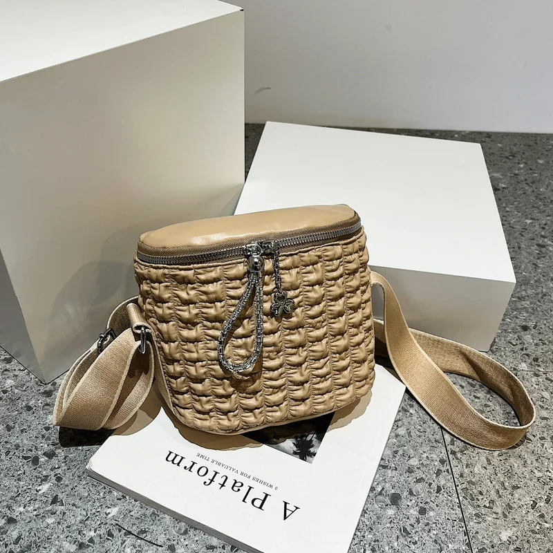 Niche Simple Bag Women's Bag 2022 Summer New Fashion Casual Cylinder Bag Wide Shoulder Strap Single Shoulder Messenger Bag
Niche Simple Bag Women's Bag 2022 Summer New Fashion Casual Cylinder Bag Wide Shoulder Strap Single Shoulder Messenger Bag