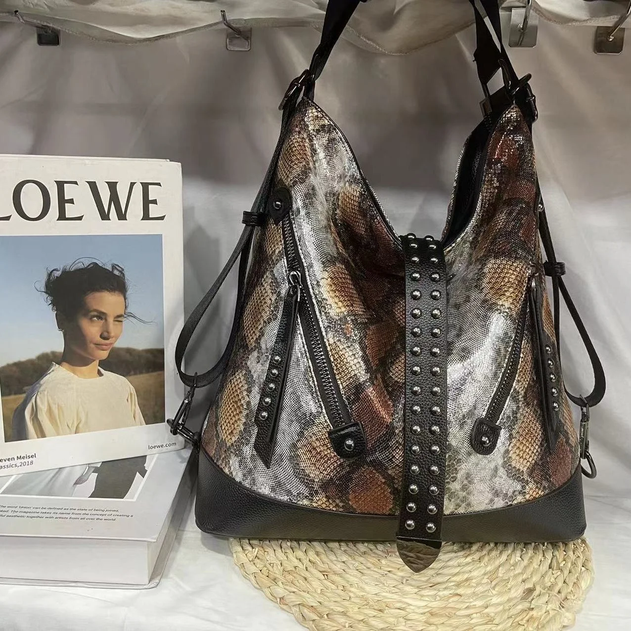 2023 New Fashion Rivet Leopard Pattern Linen Fabric Large Capacity Leopard Pattern Letter Multifunctional Three-purpose Bag Tide
2023 New Fashion Rivet Leopard Pattern Linen Fabric Large Capacity Leopard Pattern Letter Multifunctional Three-purpose Bag Tide