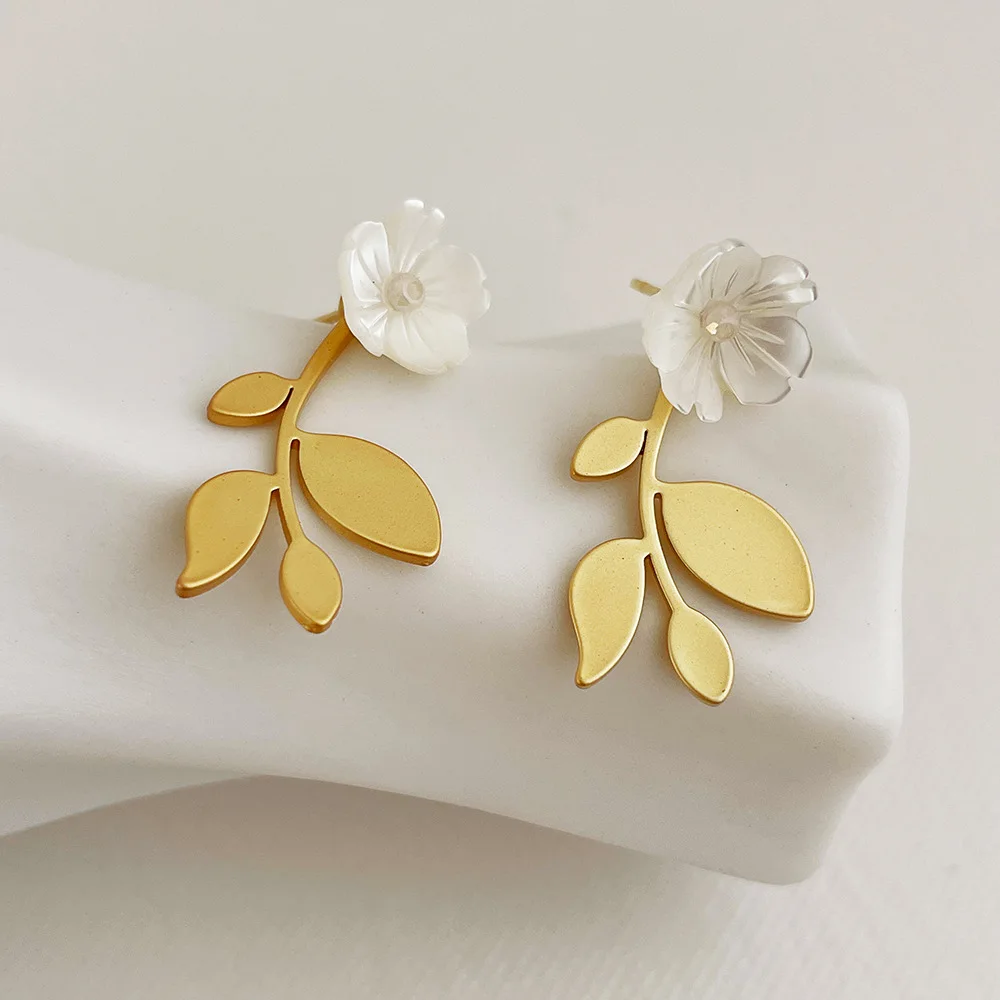 Two in One Matte Gold Color Leaf Stud Earrings White Shell Flower Top Women Fairy Three-dimensional Petals Unusual Earrings
Two in One Matte Gold Color Leaf Stud Earrings White Shell Flower Top Women Fairy Three-dimensional Petals Unusual Earrings