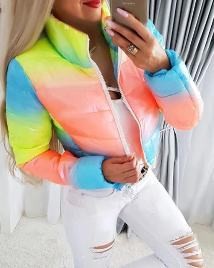 Пуховик женский на молнии с длинным рукавом и воротником-стойкой
Пуховик женский на молнии с длинным рукавом и воротником-стойкой