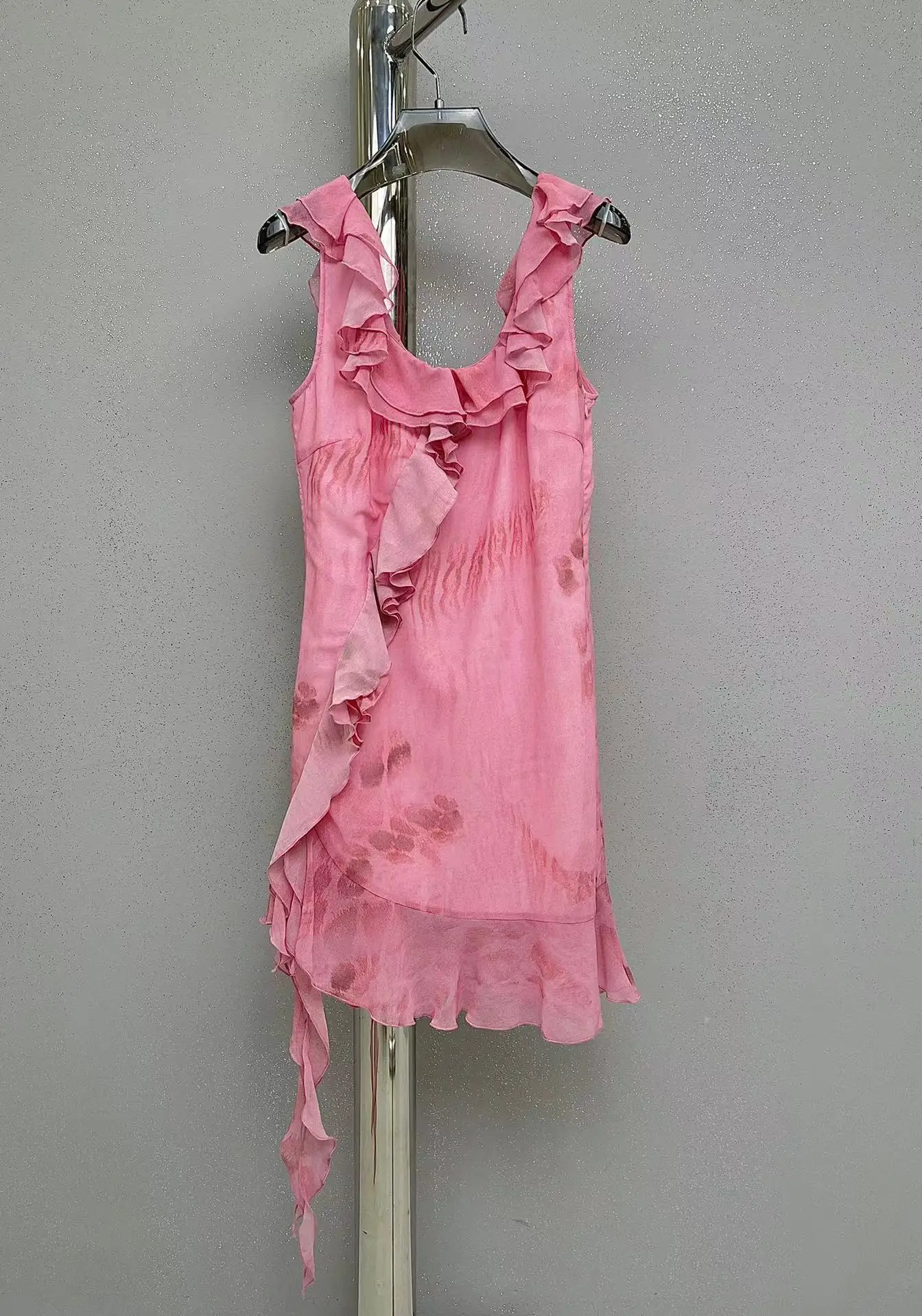Fyion Fashion Runway 2022 Summer Mini Dress Women V-Neck Sleeveless Ruffles Holiday Party Top Sexy Pink Silk Dress
Fyion Fashion Runway 2022 Summer Mini Dress Women V-Neck Sleeveless Ruffles Holiday Party Top Sexy Pink Silk Dress