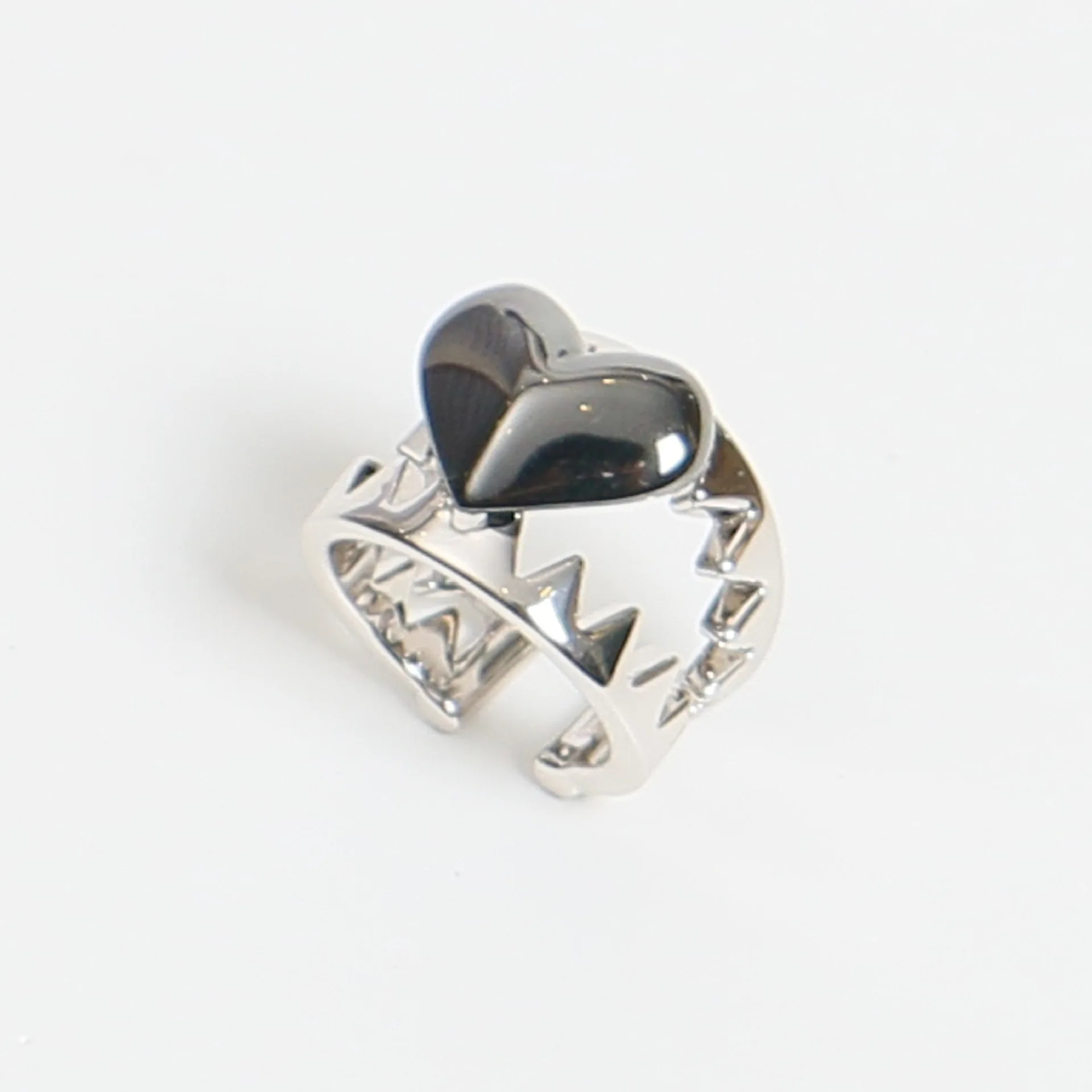 Sugar-Coated Bullets Series Black Trap Love Heart-Shaped Ring White Gold Couple Ring Infinite Hertz Ring
Sugar-Coated Bullets Series Black Trap Love Heart-Shaped Ring White Gold Couple Ring Infinite Hertz Ring