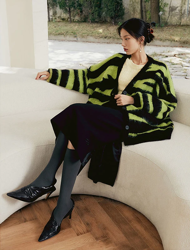 2022 American High Street mixed color zebra print cardigan sweater women's winter new traditional loose mohair coat
2022 American High Street mixed color zebra print cardigan sweater women's winter new traditional loose mohair coat
