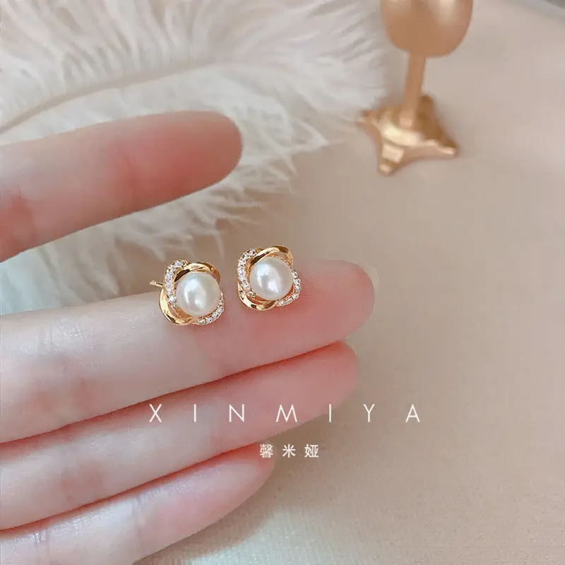 2022 New Fashion Retro Spiral Flowers Pearl Earrings for Woman Golden Inlaid Rhinestones Pearl Stud Earrings Wedding Jewelry
2022 New Fashion Retro Spiral Flowers Pearl Earrings for Woman Golden Inlaid Rhinestones Pearl Stud Earrings Wedding Jewelry