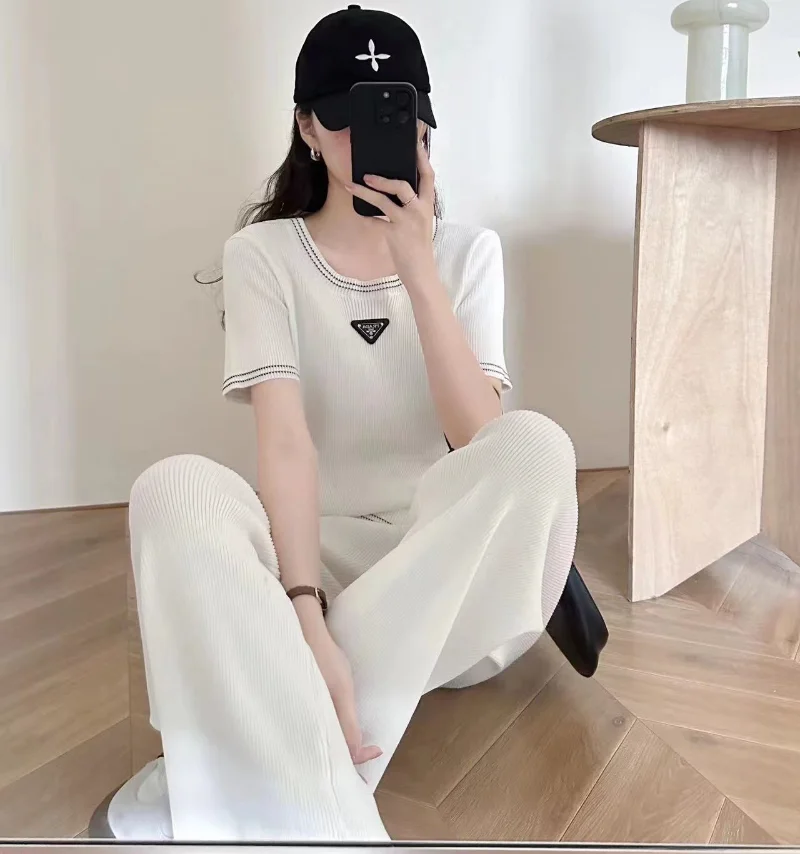 Трикотажный спортивный костюм для женщин, комплект из двух предметов, пуловер с коротким рукавом и круглым вырезом и брюки с широкими штанинами, модная спортивная одежда, на лето 
Трикотажный спортивный костюм для женщин, комплект из двух предметов, пуловер с коротким рукавом и круглым вырезом и брюки с широкими штанинами, модная спортивная одежда, на лето