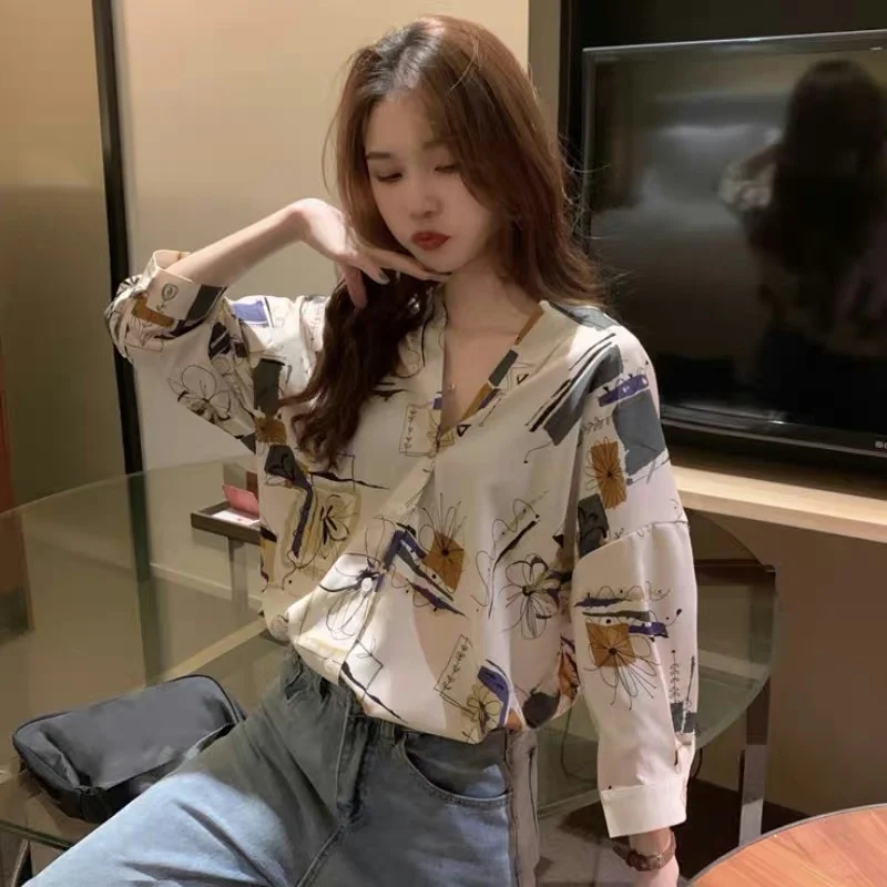 

Real Shot Korean Version of The New Loose and Thin V-neck Shirt Three-quarter Sleeve Top Sunscreen Shirt Graffiti Flower Shirt