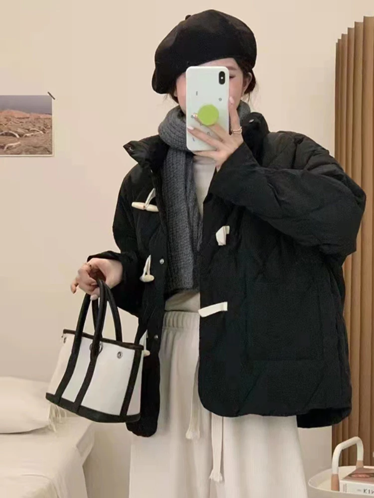 2022 Winter Jacket Women Stand Collar Coat 90% White Duck Down Solid Color Slim Horn Button Warm Outerwear Fashion Streetwear
2022 Winter Jacket Women Stand Collar Coat 90% White Duck Down Solid Color Slim Horn Button Warm Outerwear Fashion Streetwear