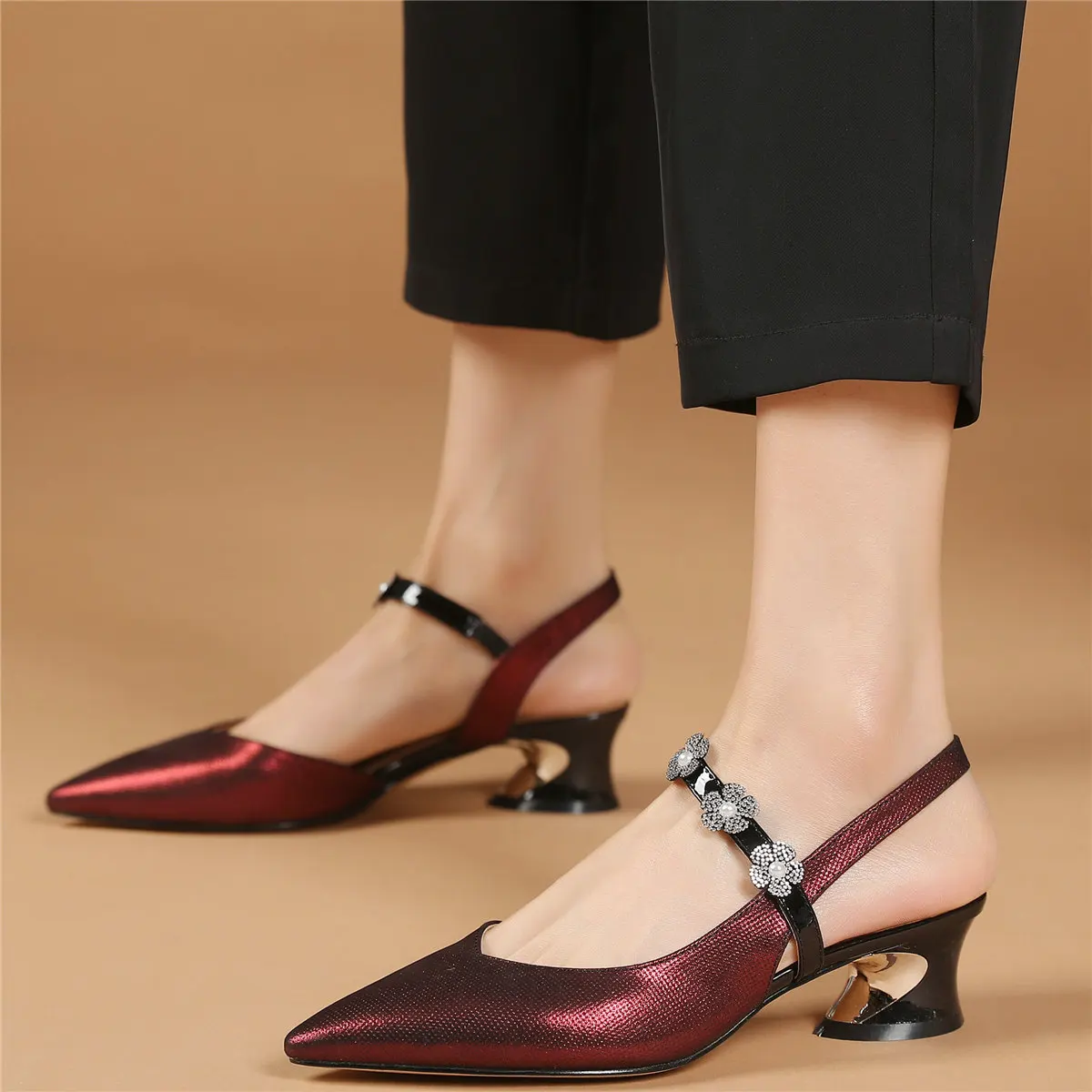 2022 Rhinestones Mules Women Back Strap Genuine Leather High Heel Gladiator Sandals Female Pointed Toe Pumps Summer Casual Shoes
2022 Rhinestones Mules Women Back Strap Genuine Leather High Heel Gladiator Sandals Female Pointed Toe Pumps Summer Casual Shoes