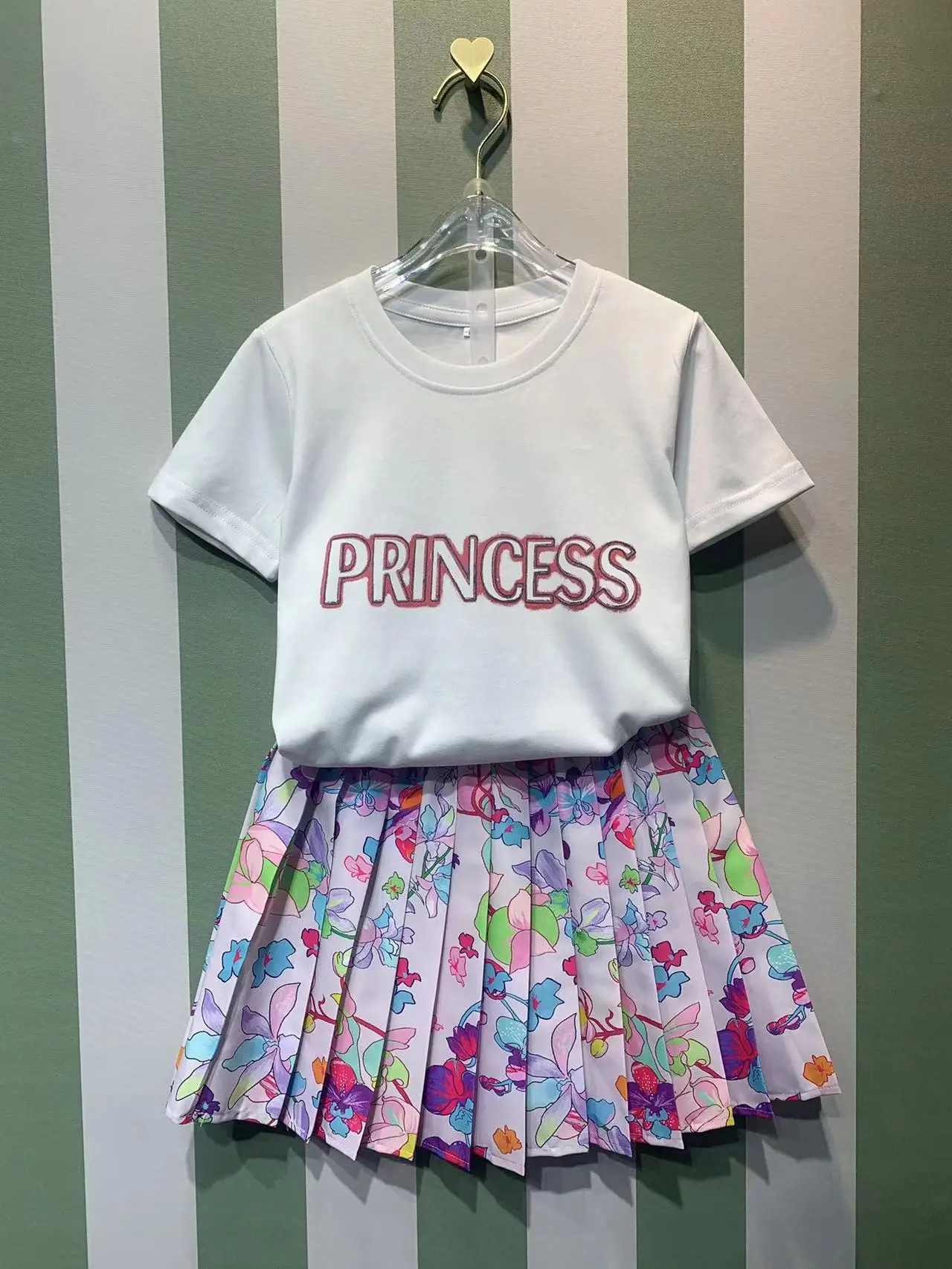 Designer kids 2023 fashion versatile girl sweet pleated skirt with letter print fashion t-shirt
Designer kids 2023 fashion versatile girl sweet pleated skirt with letter print fashion t-shirt