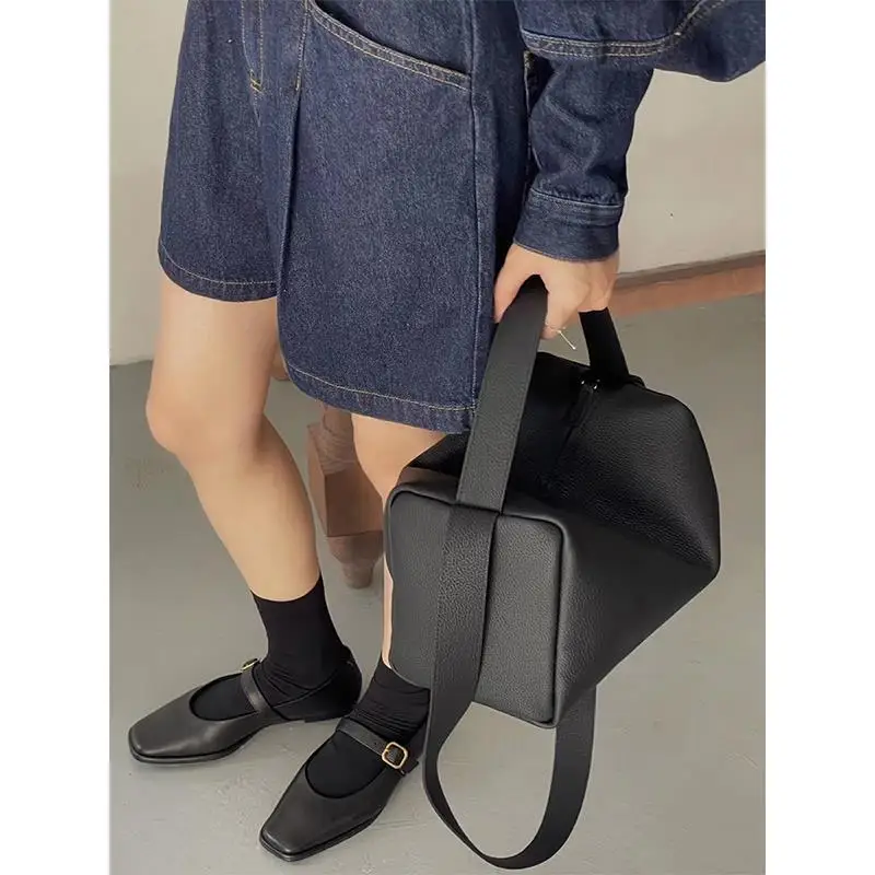 Head layer cowhide pillow bag 2023 summer new large capacity commuting portable crossbody bag for women
Head layer cowhide pillow bag 2023 summer new large capacity commuting portable crossbody bag for women