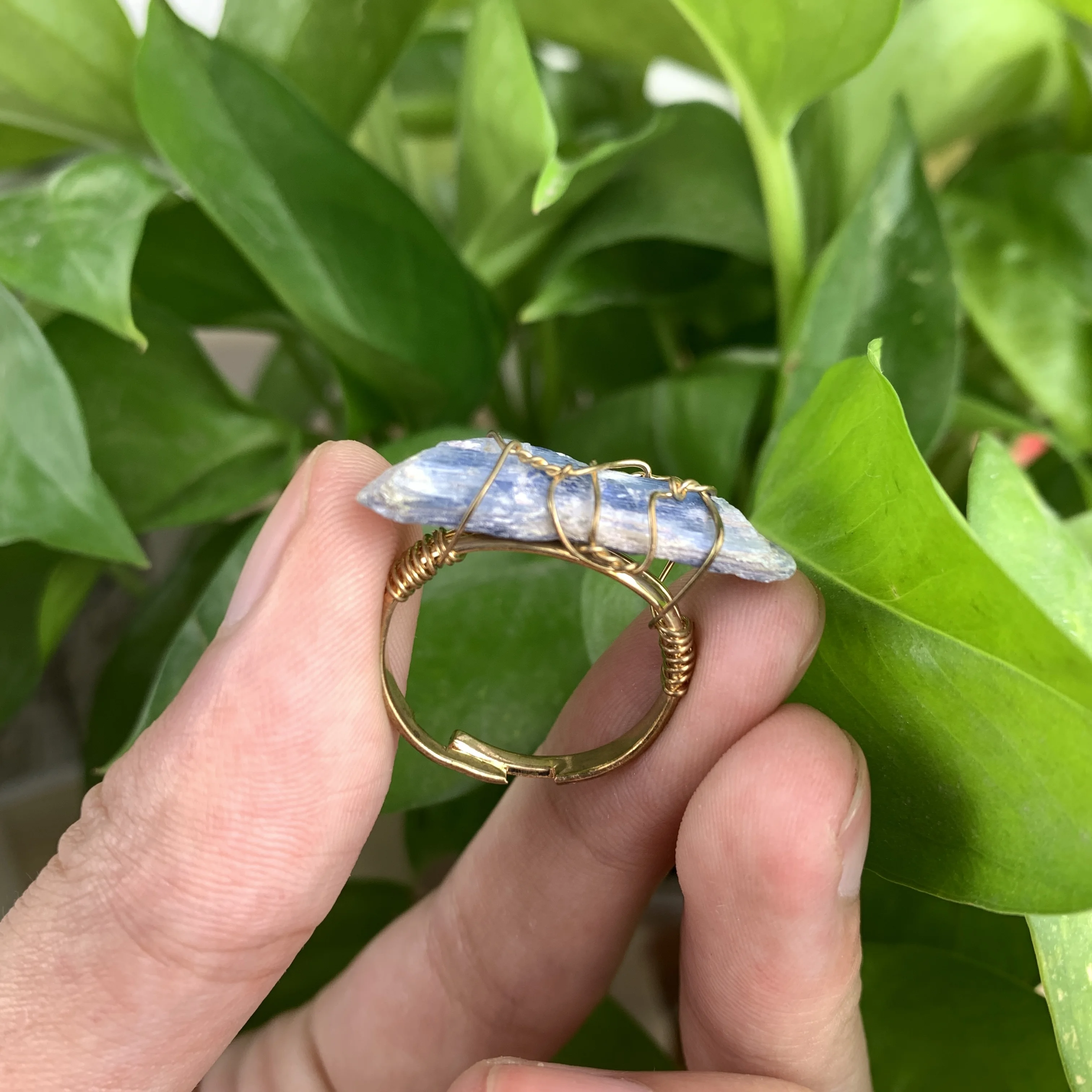 Anxiety Gold Wire Wrapped Stone Bead Adjustable Kyanite Rings Healing Circle Finger Crystal Ring Party Wedding Jewelry For Women
Anxiety Gold Wire Wrapped Stone Bead Adjustable Kyanite Rings Healing Circle Finger Crystal Ring Party Wedding Jewelry For Women
