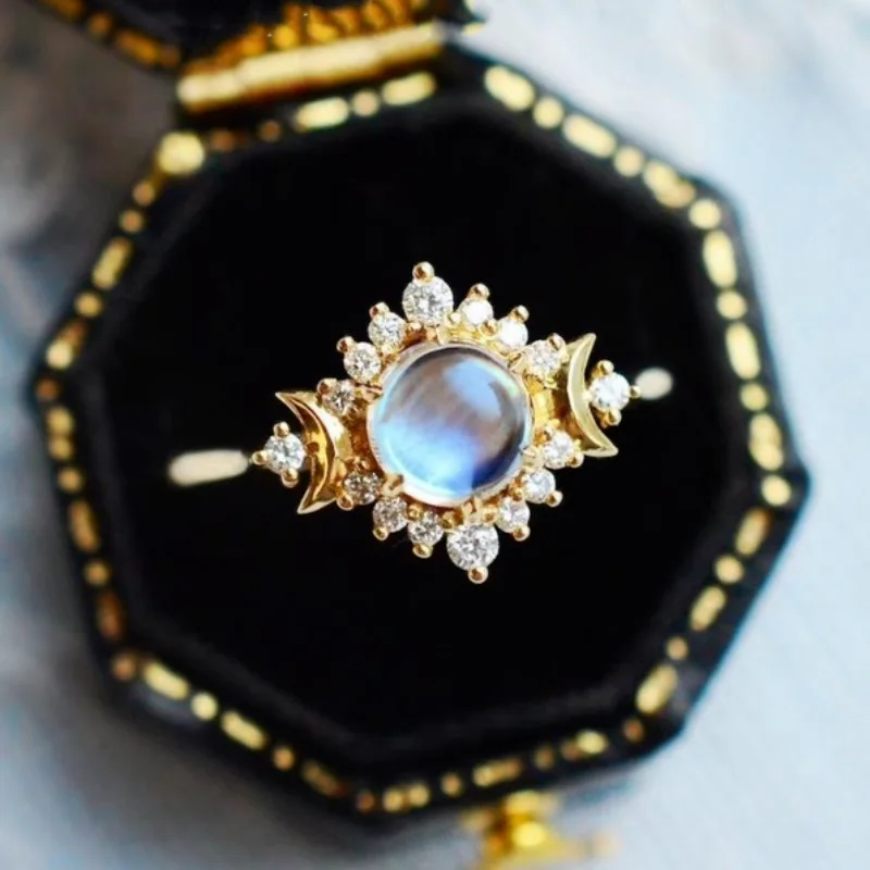 Женское кольцо с лунным камнем готическое серебряное в виде полумесяца моей
