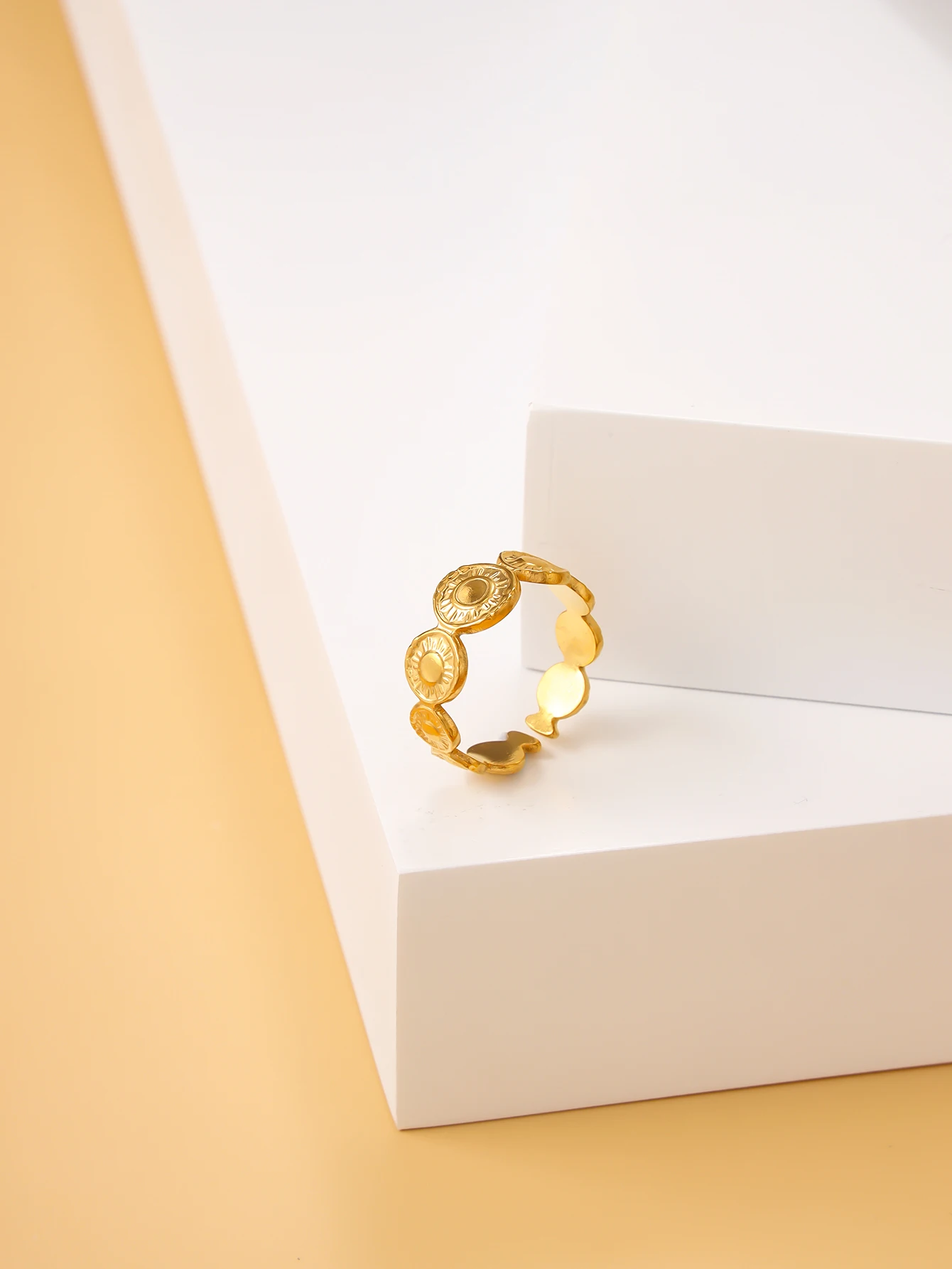 Korean version popular geometric circular opening adjustable ring, niche design, genuine gold plated stainless steel ring
Korean version popular geometric circular opening adjustable ring, niche design, genuine gold plated stainless steel ring