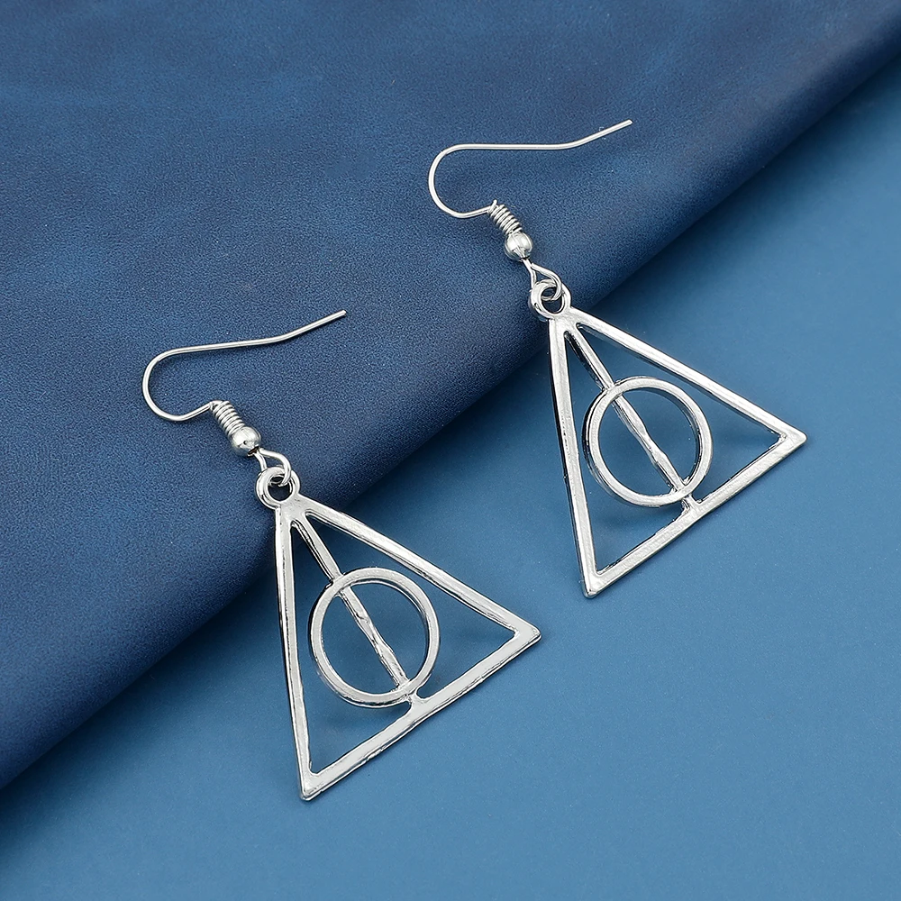 Harri Potter Vintage Fashion Horcrux Triangular Earrings Jewelry Cosplay Prop Wholesale
Harri Potter Vintage Fashion Horcrux Triangular Earrings Jewelry Cosplay Prop Wholesale
