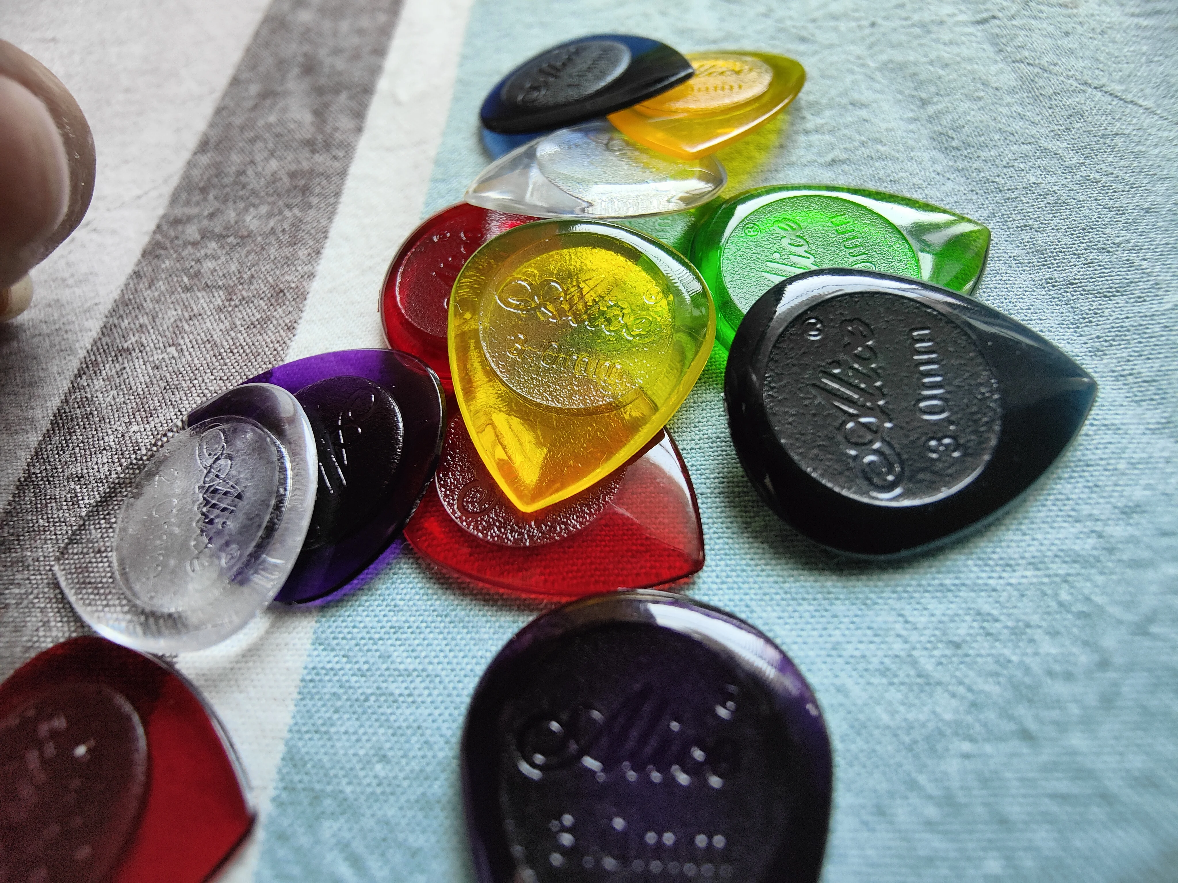 High Quality Universal 3Pcs 1-3mm Guitar Pick Transparent guitar paddle Plastic for Acoustic Electric Guitars Bass Ukulele
High Quality Universal 3Pcs 1-3mm Guitar Pick Transparent guitar paddle Plastic for Acoustic Electric Guitars Bass Ukulele