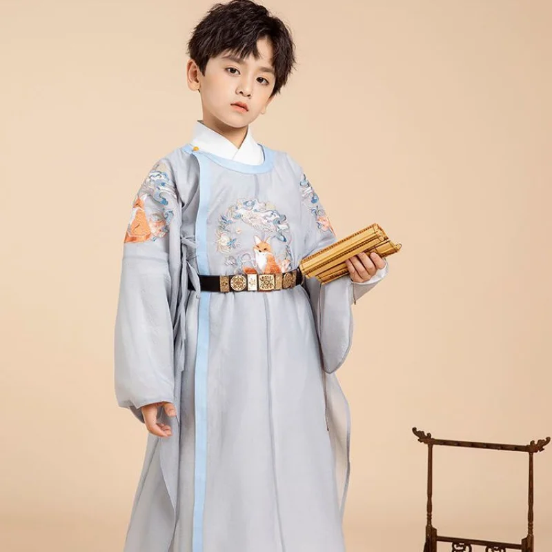 2023 Summer Original Round Neck Fox Embroidered Hanfu Robe Suit with Belt Children Boys Chinese Style Swordsman Cosplay Costumes
2023 Summer Original Round Neck Fox Embroidered Hanfu Robe Suit with Belt Children Boys Chinese Style Swordsman Cosplay Costumes