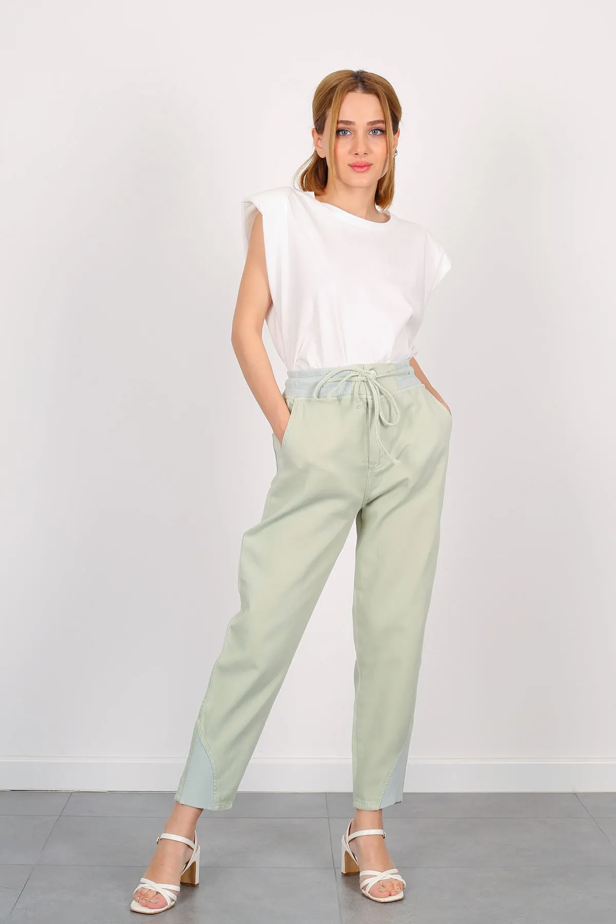 Заводская Съемная женская одежда 20211627392 брюки
Заводская Съемная женская одежда 20211627392 брюки