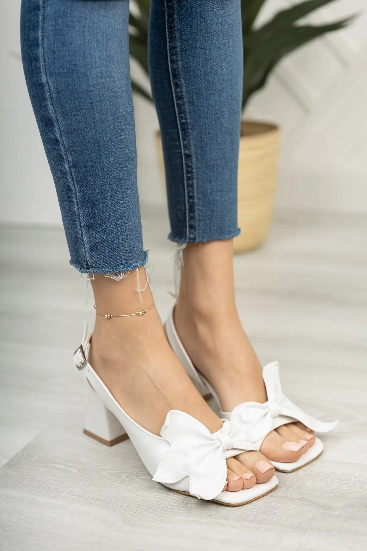 Женские туфли на высоком каблуке с лентой и бантом
Женские туфли на высоком каблуке с лентой и бантом