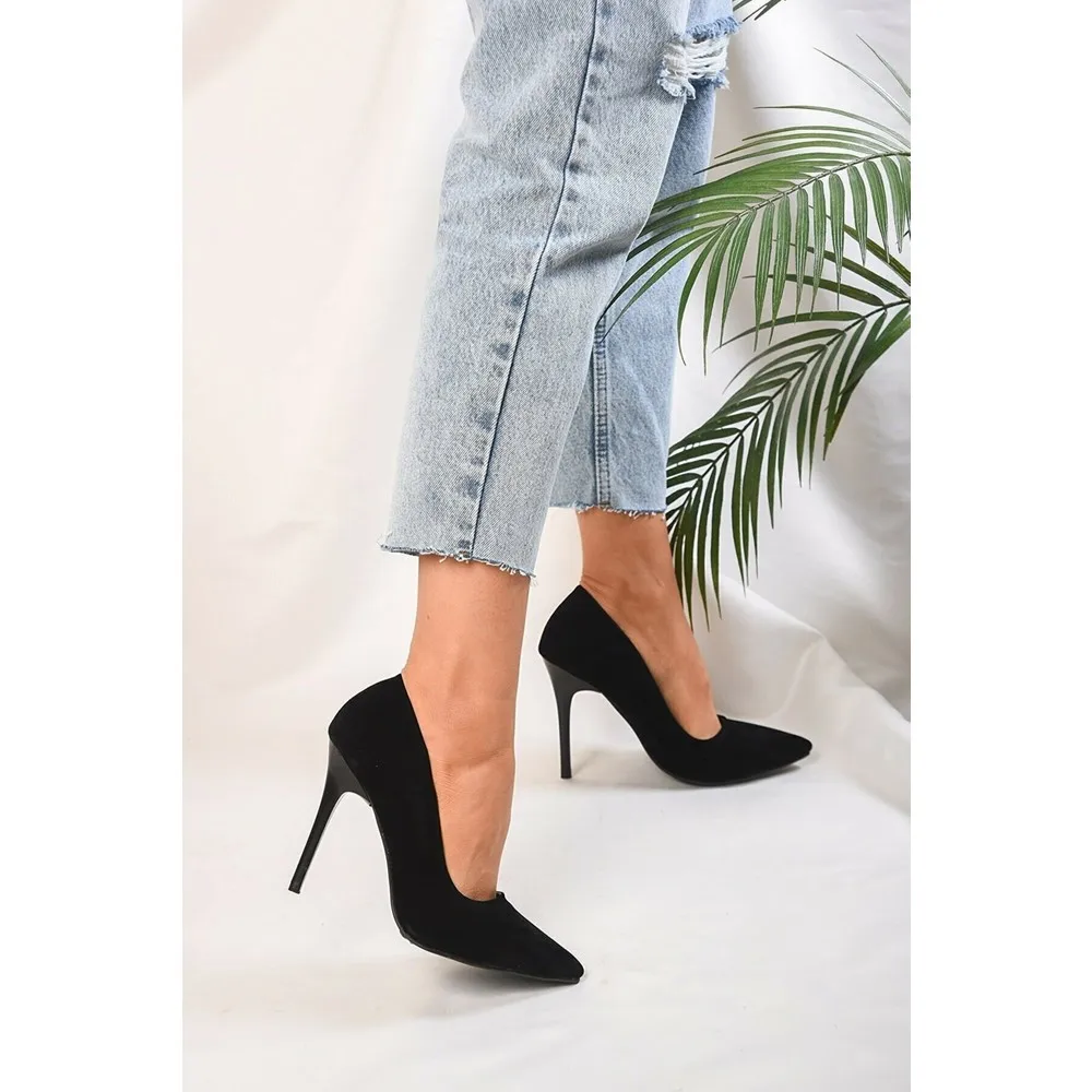 Черные туфли на тонком каблуке
Черные туфли на тонком каблуке