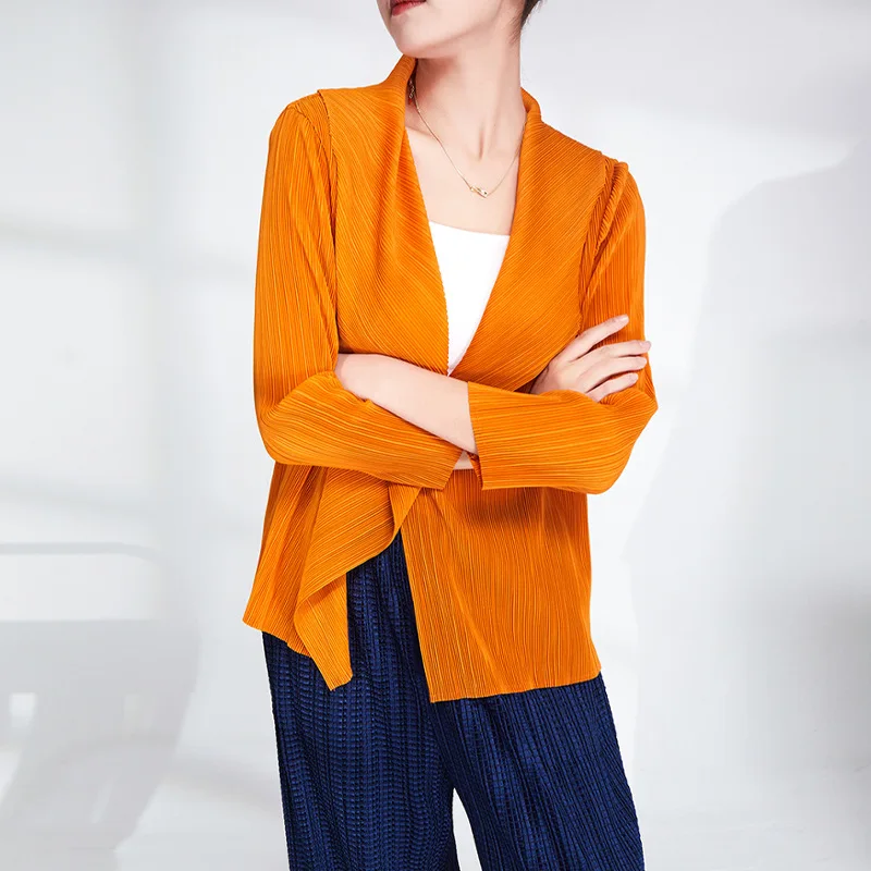 Autumn and winter new knitwear cardigan women's lapel loose wool long sleeve fashion pleated outer short sleeve
Autumn and winter new knitwear cardigan women's lapel loose wool long sleeve fashion pleated outer short sleeve