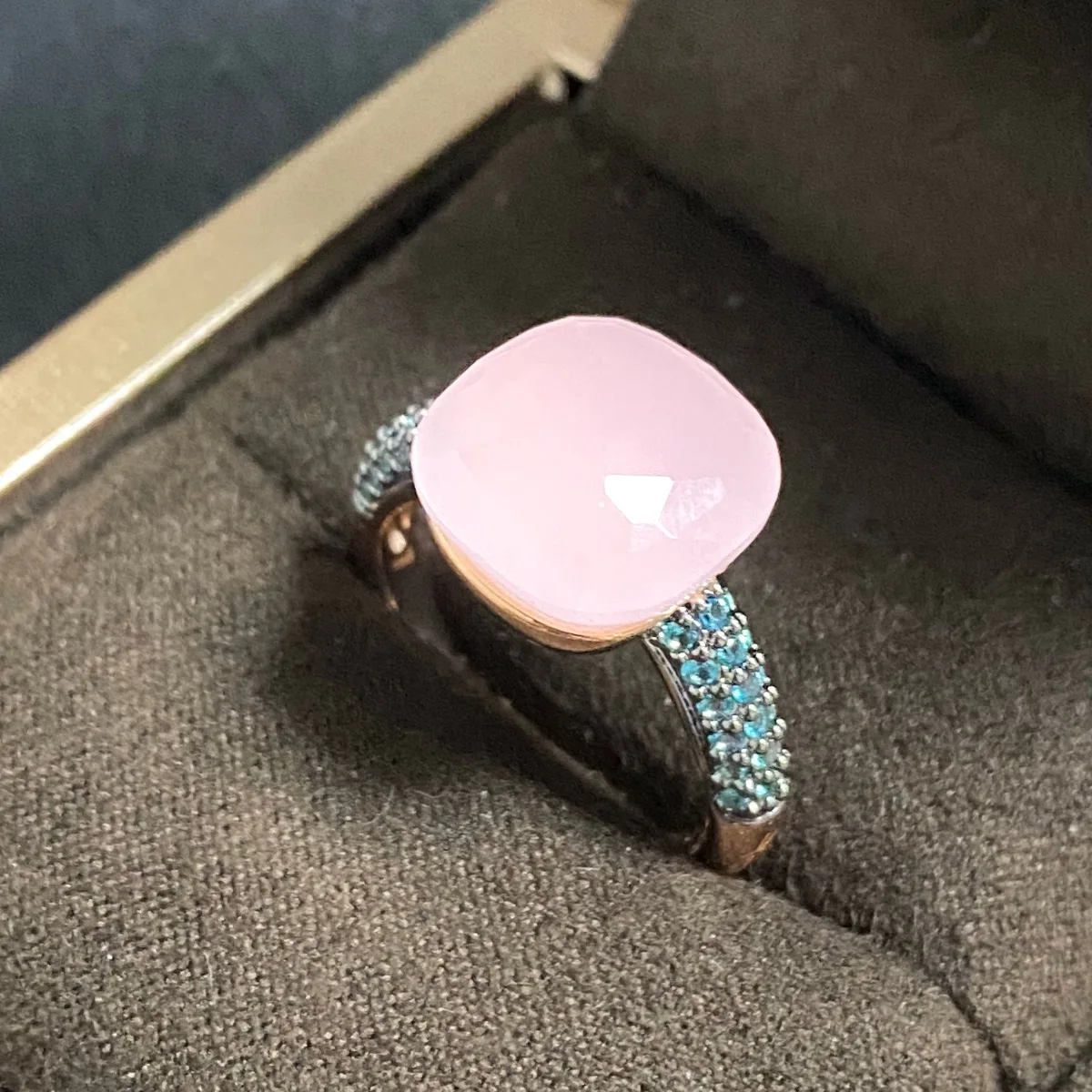 Classic Blue Topaz Ring Inlay Black Zircon With Black Gun Plated 12.6mm Flat Pink Crystal Ring For Women Party Fashion Jewelry
Classic Blue Topaz Ring Inlay Black Zircon With Black Gun Plated 12.6mm Flat Pink Crystal Ring For Women Party Fashion Jewelry