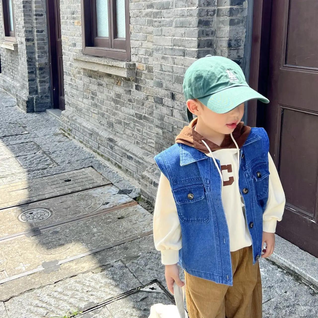 2022 Autumn New Korean Boys Girls Solid Color Denim Vest Children Lapel Waistcoat
2022 Autumn New Korean Boys Girls Solid Color Denim Vest Children Lapel Waistcoat