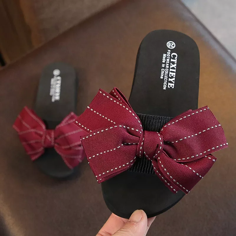 NEW IN bowknot girl's slippers in the summer of antiskid parent-child little princess frying sweet wears outside beach sanda
NEW IN bowknot girl's slippers in the summer of antiskid parent-child little princess frying sweet wears outside beach sanda