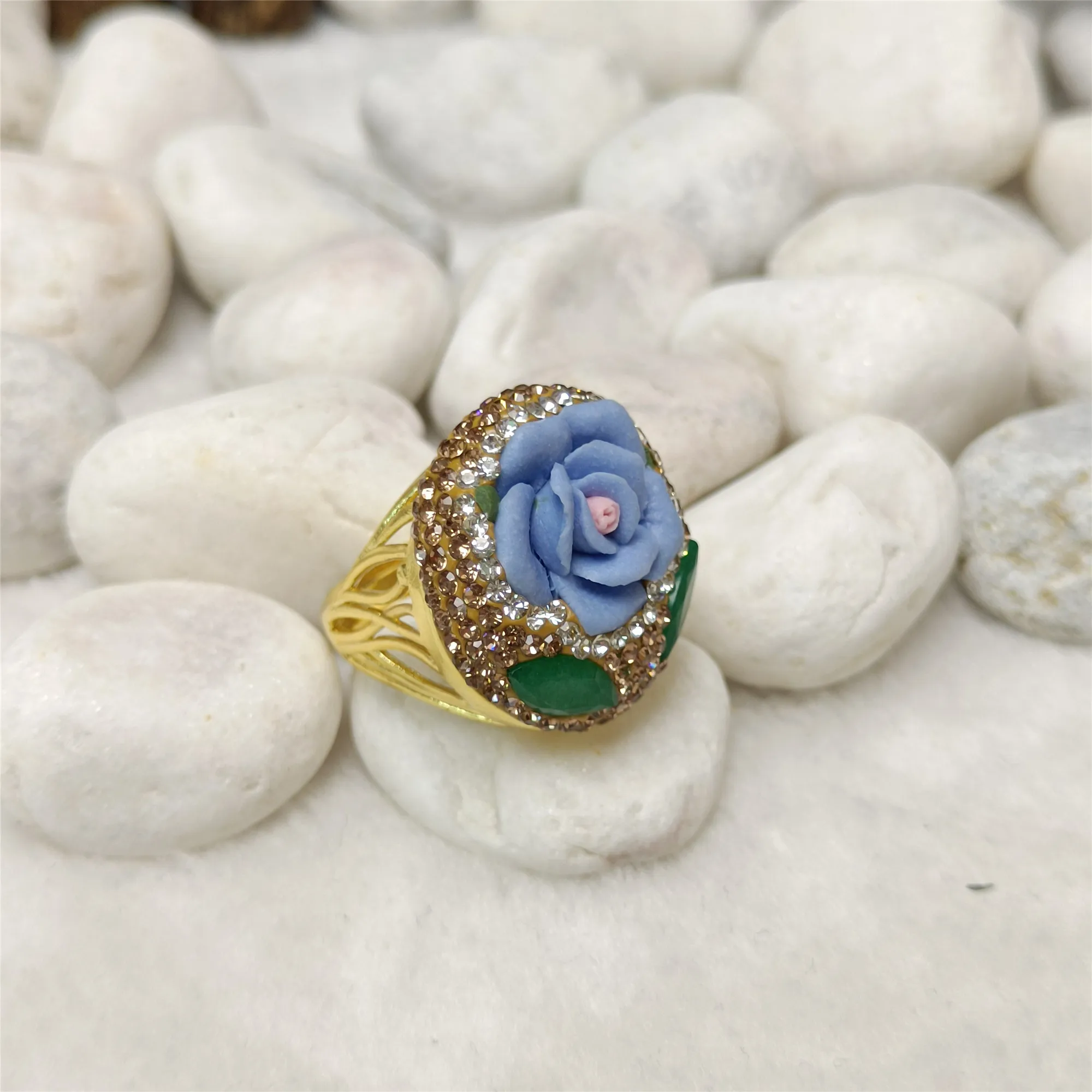 Handmade soft pottery craft flower-shaped electroplating ring women's noble and elegant light luxury temperament jewelry
Handmade soft pottery craft flower-shaped electroplating ring women's noble and elegant light luxury temperament jewelry