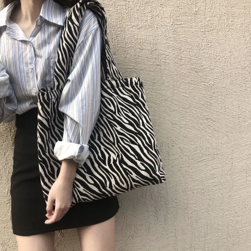 Fashion Large Capacity Zebra Canvas Handbag Women Bag Luxury Shoulder Bag New Shopping Tote Bag Casual Travel Underarm bag
Fashion Large Capacity Zebra Canvas Handbag Women Bag Luxury Shoulder Bag New Shopping Tote Bag Casual Travel Underarm bag