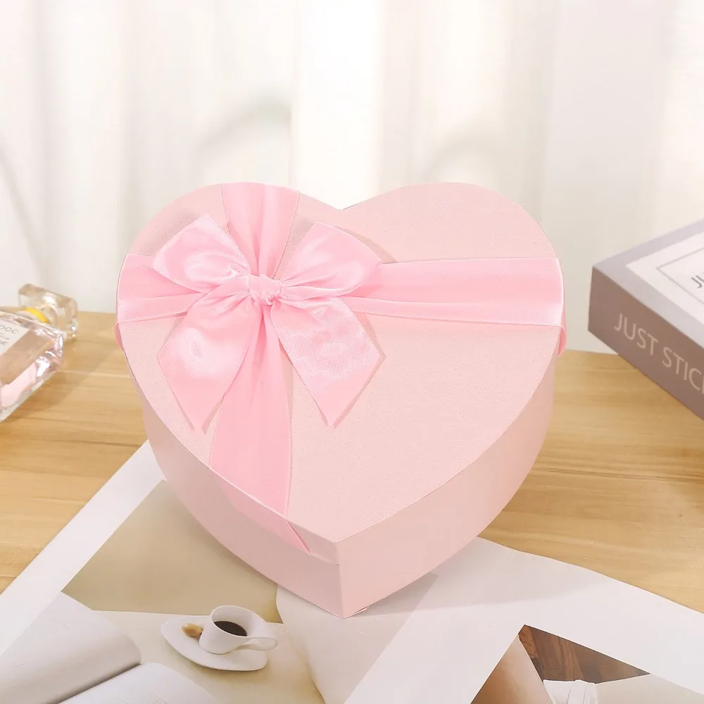 Крафт-бумажная подарочная коробка в форме сердца
Крафт-бумажная подарочная коробка в форме сердца