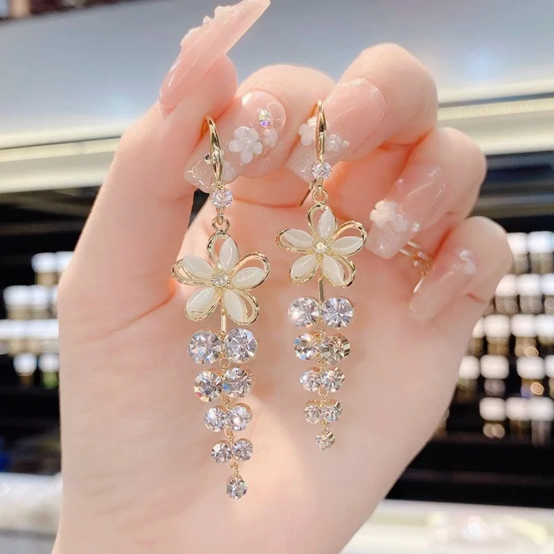 Delicate Zircon Flower Earrings Women's Rhinestones Long Tassel Zircon Earrings Girl Wedding Party Temperament Jewelry 2023 New
Delicate Zircon Flower Earrings Women's Rhinestones Long Tassel Zircon Earrings Girl Wedding Party Temperament Jewelry 2023 New