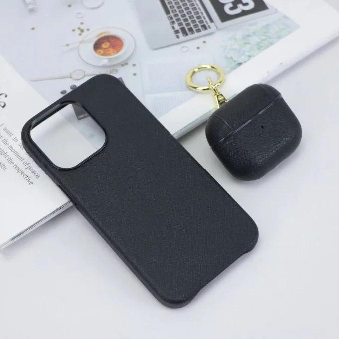 Fhx-18a Cross grain leather metal button iPhone case for 12 13 size same earphone case for Airpods1/2/Pro
Fhx-18a Cross grain leather metal button iPhone case for 12 13 size same earphone case for Airpods1/2/Pro