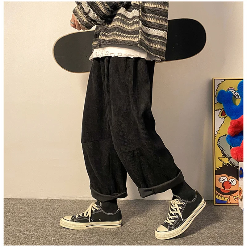 Стильные прямые весенние корейские мужские брюки с поясом эластичные большие повседневные вельветовые брендовые свободные Модные осенние брюки с ремешком 5XL Размер
Стильные прямые весенние корейские мужские брюки с поясом эластичные большие повседневные вельветовые брендовые свободные Модные осенние брюки с ремешком 5XL Размер