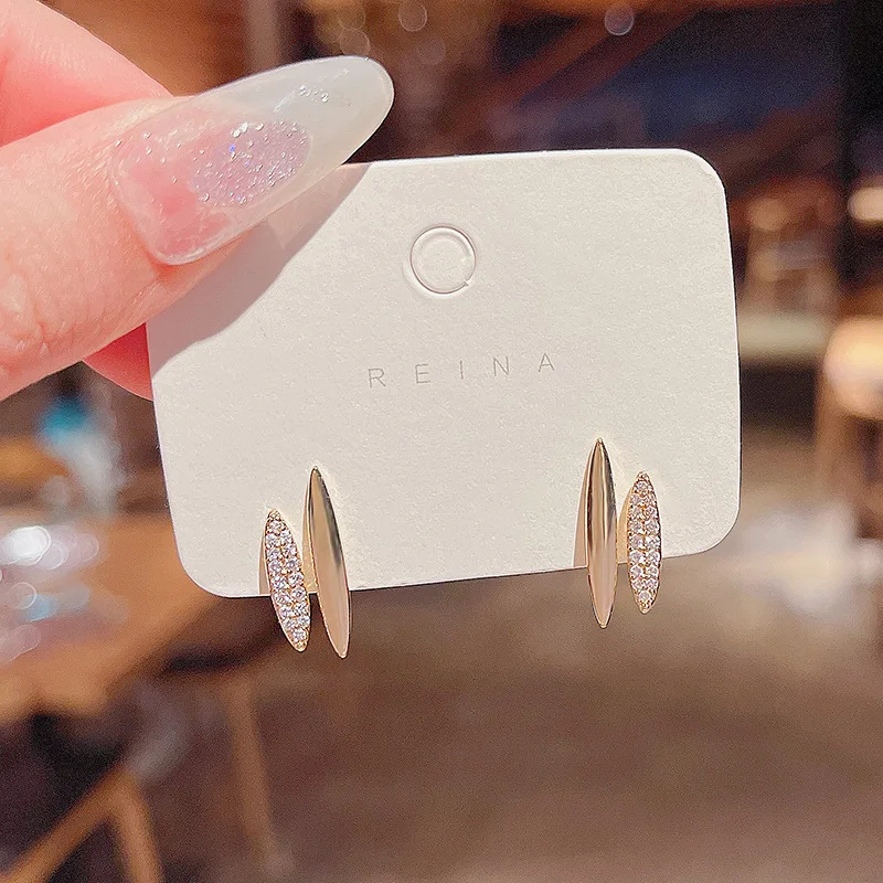 2022 New Elegant Luxury Asymmetric Diamond Gold Earrings For Women Cool Wind Design Geometric Simple Korean Fashion Jewelry Gift
2022 New Elegant Luxury Asymmetric Diamond Gold Earrings For Women Cool Wind Design Geometric Simple Korean Fashion Jewelry Gift