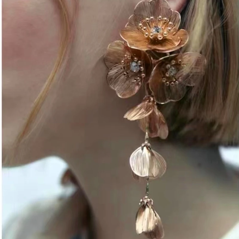 Luxury Long Metal Flower Tassel Earrings Personality Temperament Golden Earrings Wholesale
Luxury Long Metal Flower Tassel Earrings Personality Temperament Golden Earrings Wholesale