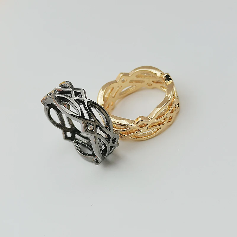 Luxury fashion men's gold and silver ring new braided ring temperament elegant ladies hollow ring
Luxury fashion men's gold and silver ring new braided ring temperament elegant ladies hollow ring
