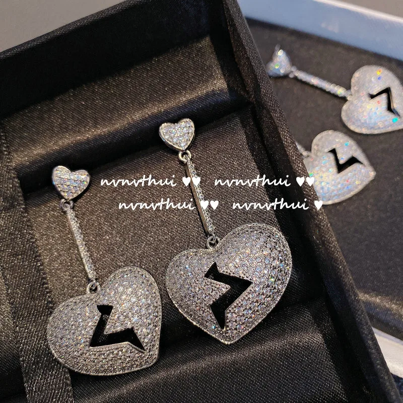 Bright Heartbreak Gemstone Earrings 18K Gold-Plated Lightning Loving Heart Zircon Full Rhinestone Tassel Socialite Style
Bright Heartbreak Gemstone Earrings 18K Gold-Plated Lightning Loving Heart Zircon Full Rhinestone Tassel Socialite Style