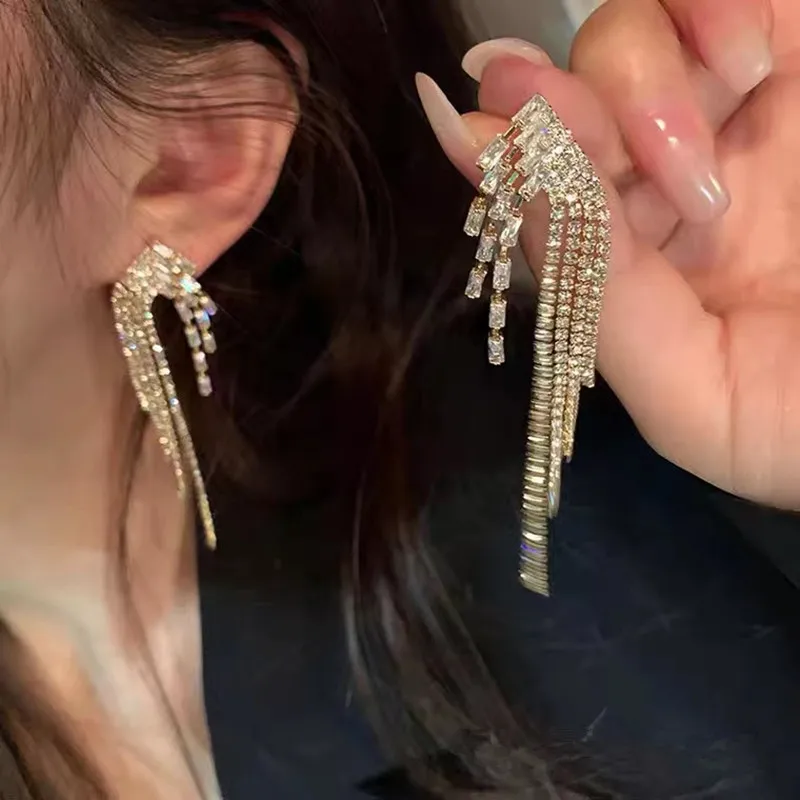2022 New Full Rhinestone Geometric Long Tassel Earrings Women’s Personality Fashion Earrings Wedding Jewelry Birthday Gifts
2022 New Full Rhinestone Geometric Long Tassel Earrings Women’s Personality Fashion Earrings Wedding Jewelry Birthday Gifts