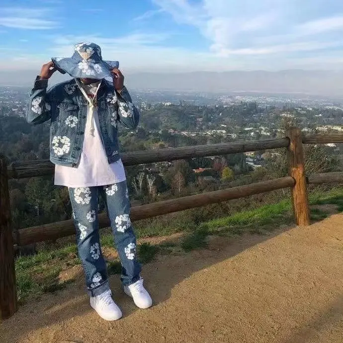 1:1 Versions Kanye West White Flower Print Denim Jacket Men Women Couple Jacket High Street Hip Hop Oversize Casual Jacket 
1:1 Versions Kanye West White Flower Print Denim Jacket Men Women Couple Jacket High Street Hip Hop Oversize Casual Jacket