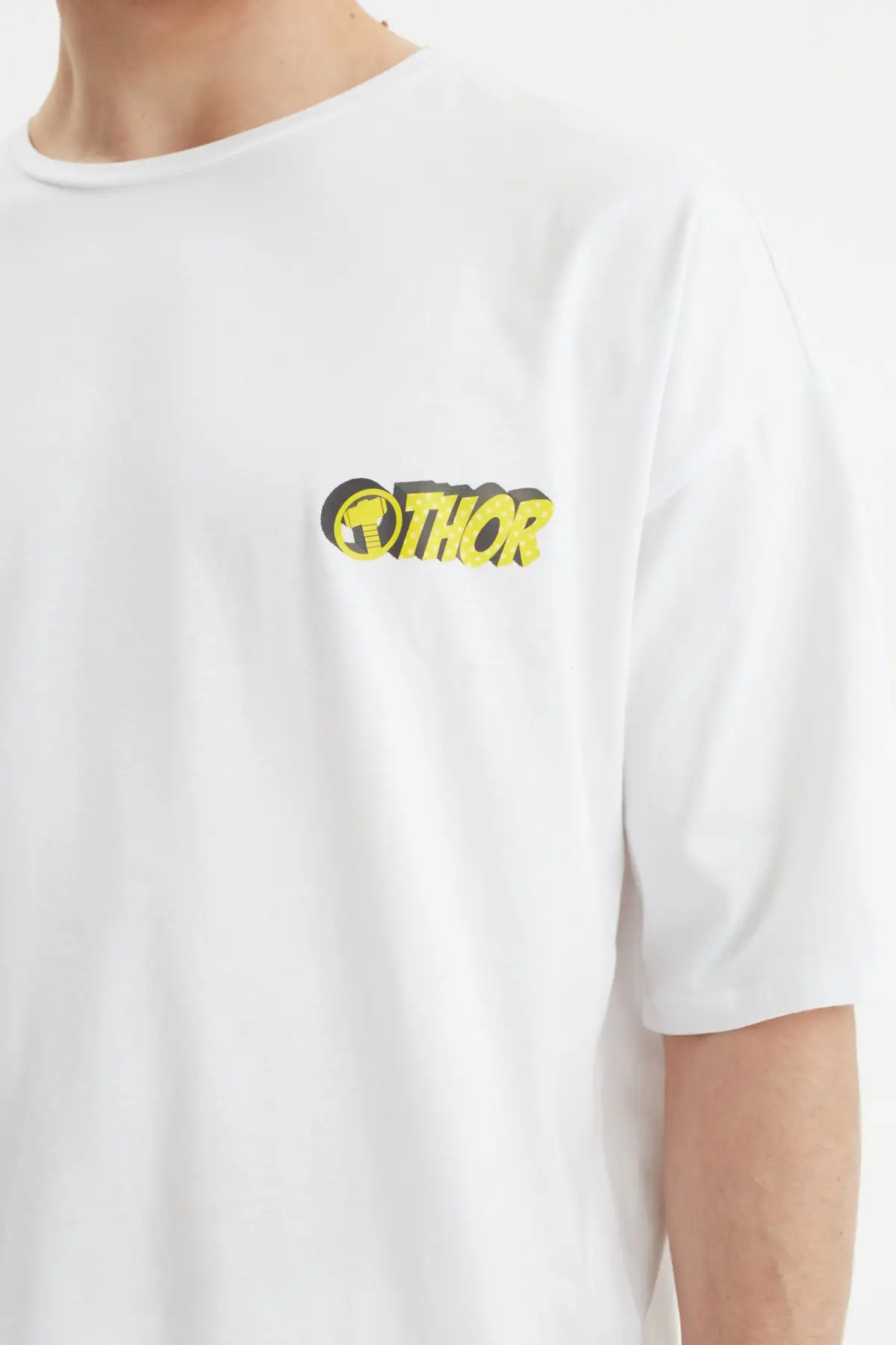 Trendyol Men Oversize Bicycle Neck Licensed Thor Printed Short-Sleeve T-Shirt TMNSS21TS0268
Trendyol Men Oversize Bicycle Neck Licensed Thor Printed Short-Sleeve T-Shirt TMNSS21TS0268