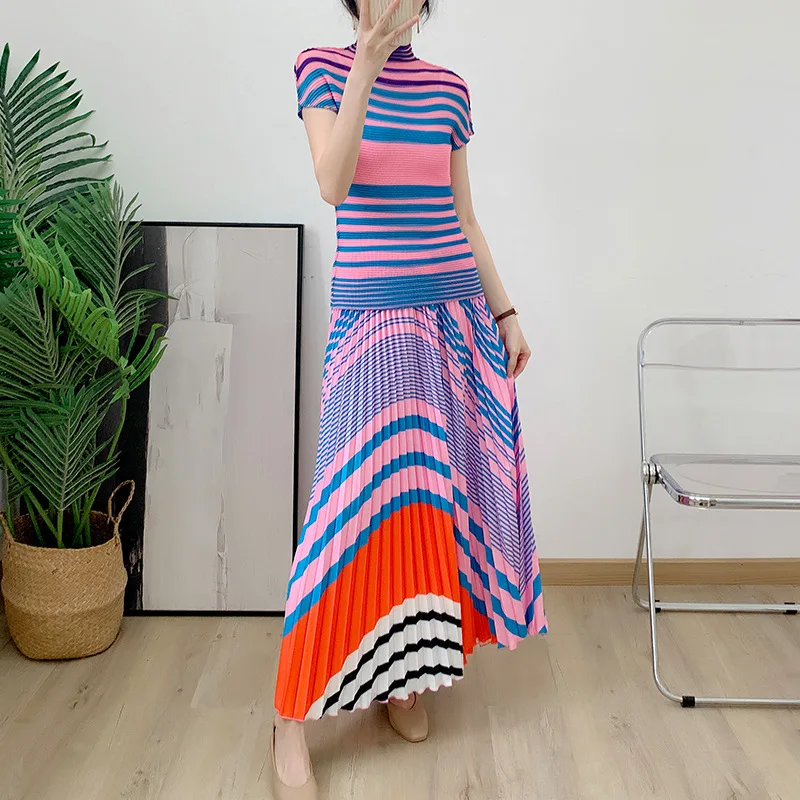 Pleated small top two-piece summer new fashion corn grain top+printed pleated half skirt cover
Pleated small top two-piece summer new fashion corn grain top+printed pleated half skirt cover