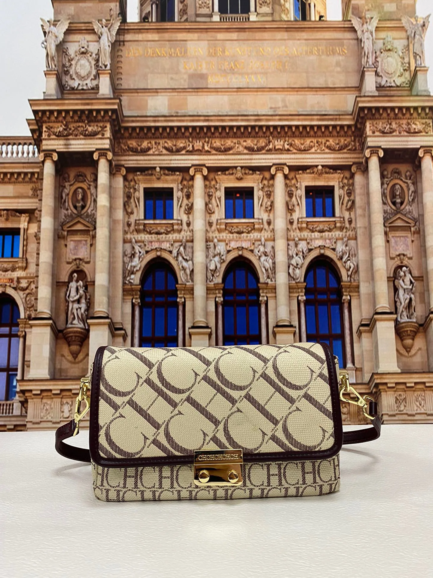 Luxury Life CHCH HCHC Brand New Women's One Shoulder Messenger Bag Small Volume Portable Rectangular Flap Design High-quality
Luxury Life CHCH HCHC Brand New Women's One Shoulder Messenger Bag Small Volume Portable Rectangular Flap Design High-quality