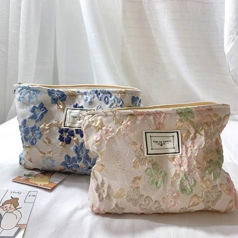 Portable Cosmetic Bag Retro Canvas Zipper Lipstick Makeup Bag Rose Embossing Large Capacity Storage Bags Travel Toiletries Bags
Portable Cosmetic Bag Retro Canvas Zipper Lipstick Makeup Bag Rose Embossing Large Capacity Storage Bags Travel Toiletries Bags