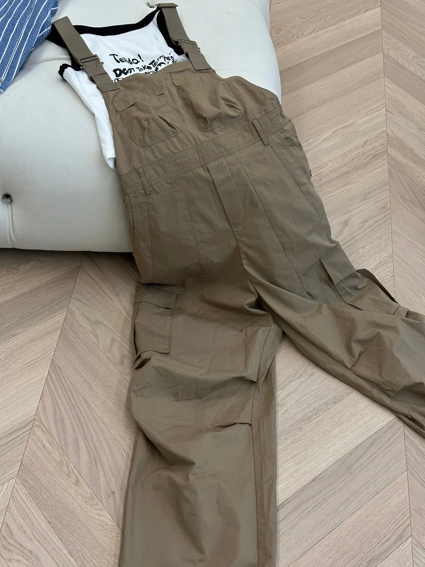 Spring and Summer 142274 New Multi Pocket Design Functional and Age Reducing Multi Pocket Design Workwear Strap Pants
Spring and Summer 142274 New Multi Pocket Design Functional and Age Reducing Multi Pocket Design Workwear Strap Pants