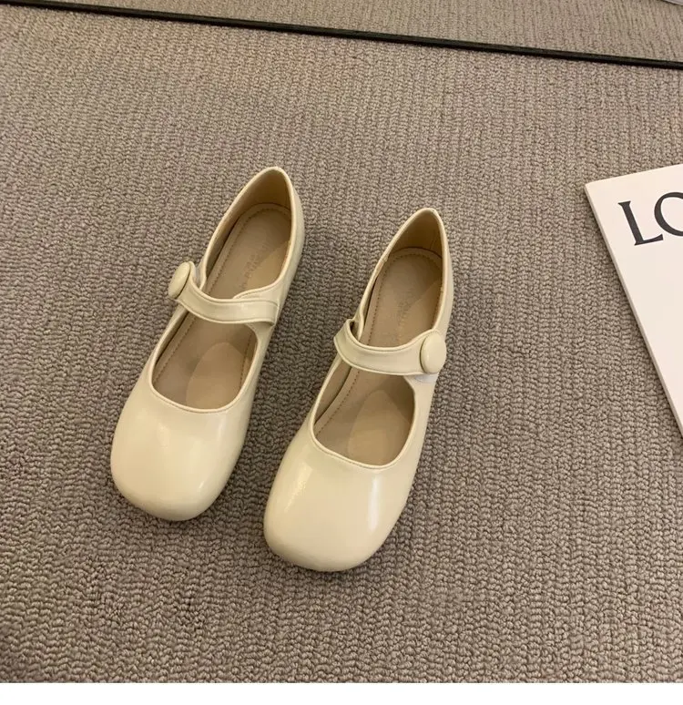 2022 New Women Low Heel Shoes Square Toe Retro Mary Janes Flat Casual Spring Autumn Lady Shoes Size 35-40
2022 New Women Low Heel Shoes Square Toe Retro Mary Janes Flat Casual Spring Autumn Lady Shoes Size 35-40